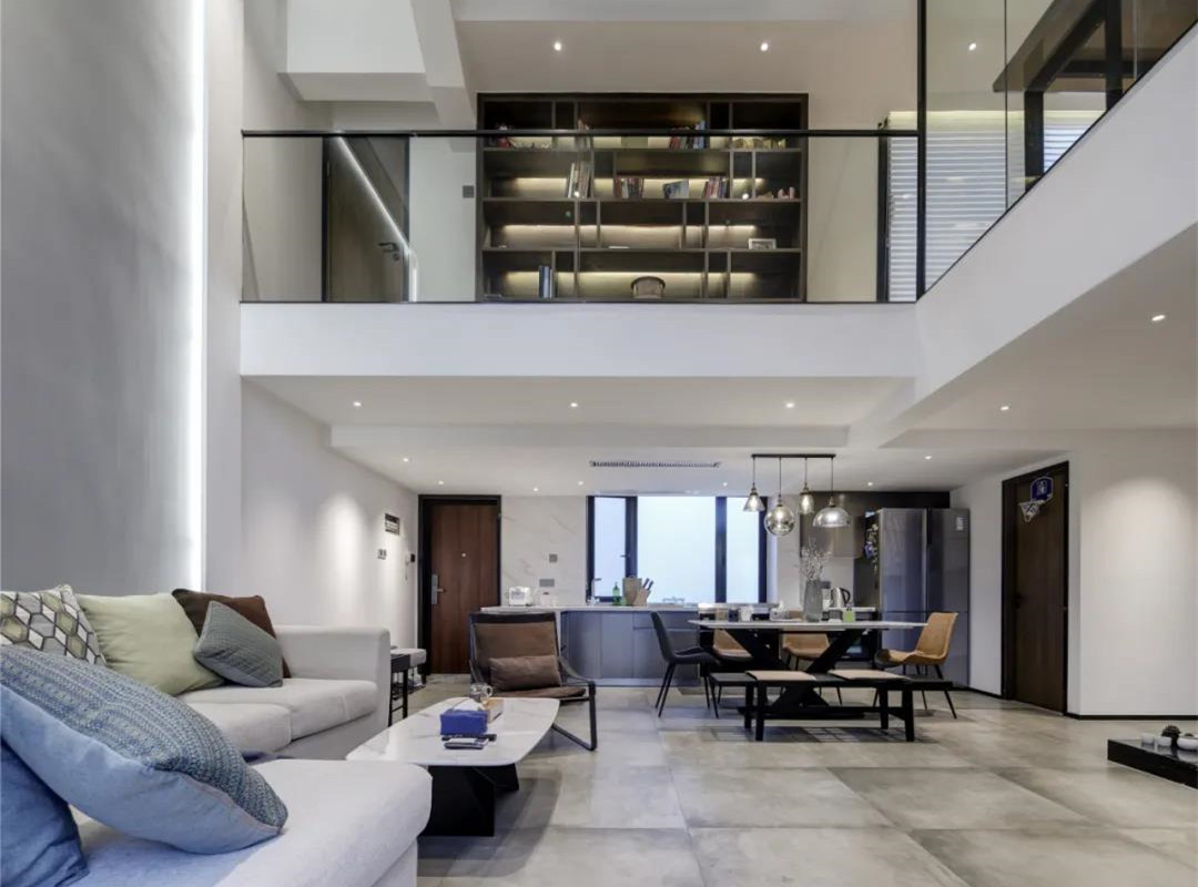 中聯(lián)錦江御景192㎡現(xiàn)代復(fù)式，透明玻璃做電視墻，還做成懸浮效果！