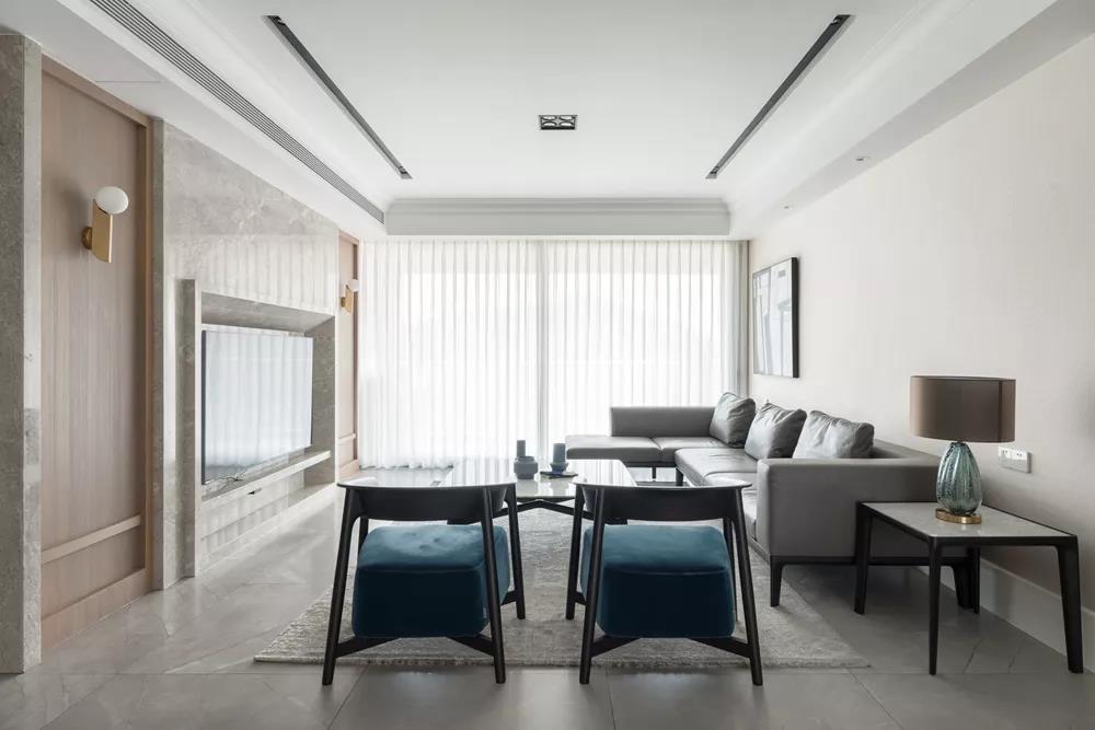 福泰海灣新城200㎡大平層，無主燈光源...這套現(xiàn)代簡約太“簡”了