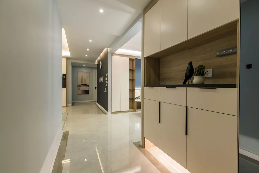 廈門禹洲世紀海灣143平的簡約風三房，客廳外還有個娛樂區(qū)